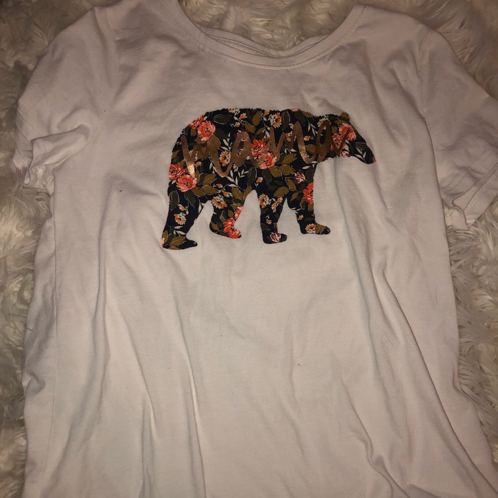 plain white tee with a bear that says "mama"